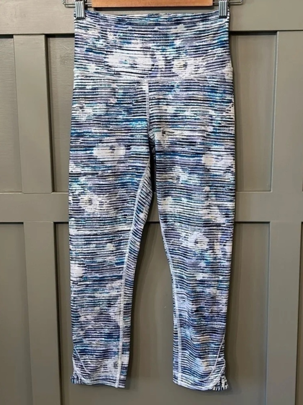 Lululemon True Self Crop II Yoga Activewear Leggings in Blurry Belle Multi Sz 4